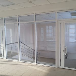 Алюминиевая перегородка из стеклопакета Алюминиевая перегородка из стеклопакета
